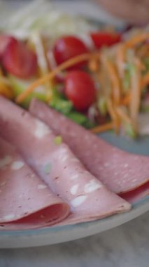 Canlı taze bir salatanın yanında bir tabakta dilimler halinde..