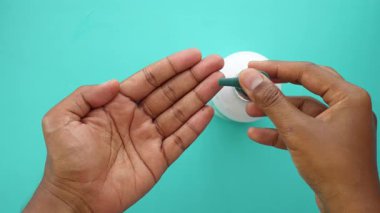 El dezenfektanını etkili bir şekilde uygulamak için uygun tekniği gösteriyor..