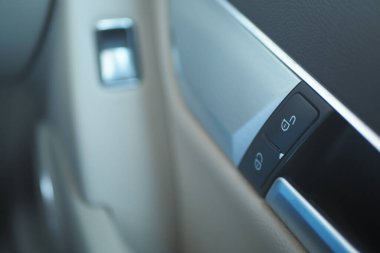 Pürüzsüz bir arabanın içinde güç penceresinin detaylı görüntüsü ve kilit kontrolleri.