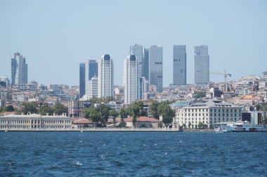 Modern gökdelenler kıyı boyunca uzanan tarihi mimarinin üzerinde yükseliyor..