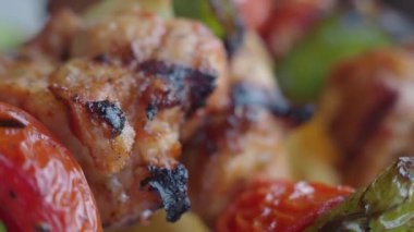 Bu yaz lezzetinde leziz ızgara tavuk ve taze sebzelerin tadını çıkarın..