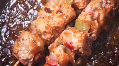 Izgara şişler ve canlı renklerle lezzetli bir deneyimin tadını çıkarıyorum..