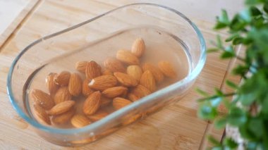 Bademleri suya batırmanın tadını ve sağlığını geliştirmenin faydalarını keşfedin..