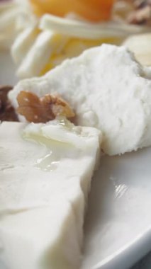 Tabakta peynir ve cevizli kahvaltı ,