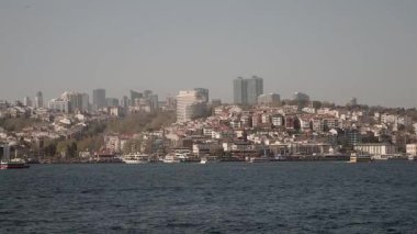 Modern binaların ve rıhtımların göz kamaştırıcı siluetlerini keşfedin..