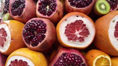 Kalabalık bir pazarda çeşitli taze meyveler sergileniyor..