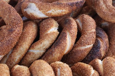 Yerel bir markette taze pişmiş Türk simit..