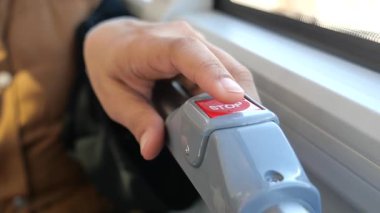 Yolcu, şehirde otobüsteyken dur düğmesine basar.