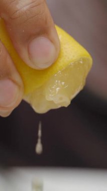 Taze meyve suyu elde etmek için limon sıkmak..