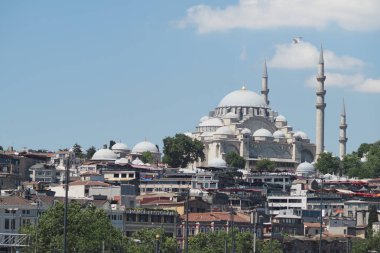 İstanbul 'da önde gelen bir cami açık mavi gökyüzüne karşı dimdik duruyor.