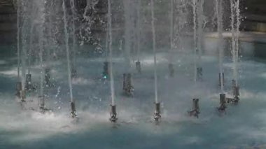 Güzel bir çeşme akan su ve renkli ışıklarla sergilenir..