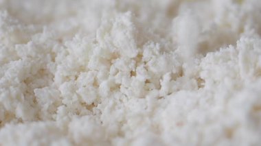 Bu, evde sütten peynir hazırlama sürecini gösteriyor.