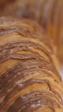 İpek çikolatalı kruvasan cezbedici bir ziyafet yaratır..