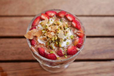 Katmanlı krema, çilek ve fındık..