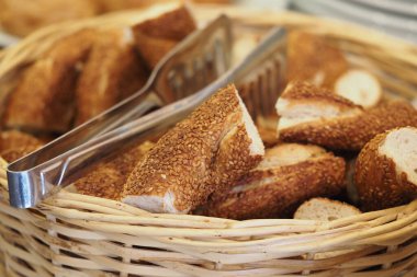 Bir sepette sıcak susamlı ekmek var. Toplantıya hazır..