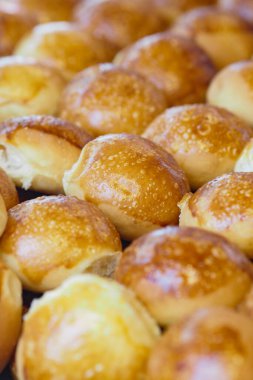 Altın sarısı ekmek ruloları bir pastanede güzelce düzenlenir..