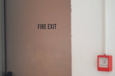 Açık bir işaret bir koridordaki yangın çıkışını gösteriyor..