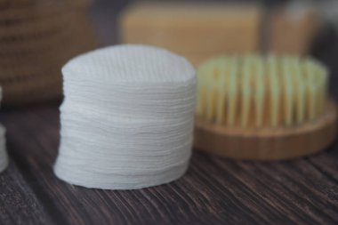 Pamuk pedler ve ahşap fırçalar düzgünce bir masanın üzerine dizilmiştir..