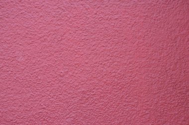 Canlı pembe duvar, zengin bir doku ve derinlik sergiliyor..