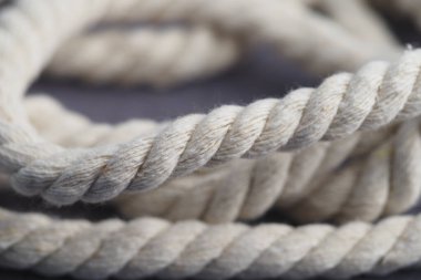 Koyu arkaplanda kalın bobinli ip dokusunu gösterir.