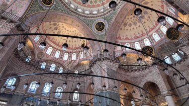 Cami içinde ayrıntılı desenleri ve ışıkları olan çarpıcı bir mimari..