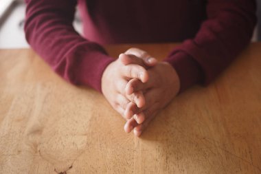 Sakin eller ahşap bir masa yüzeyine yapışıp huzurlu bir an yaratıyor..