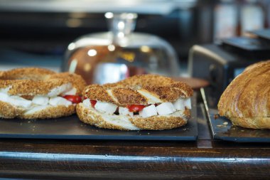 Ekmek, peynir ve sebzelerle yapılan sandviçler bir kafede sergileniyor..