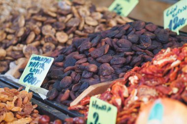 Pazar yerinde gün ışığında çeşitli kurutulmuş meyve ve fındıklar sergileniyor..