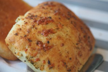 Taze pişmiş ekmek tepside gevrek bir tepsi ile duruyor..