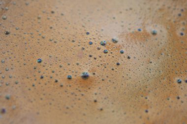 Sıcak kahve demlemek kabarcıklar ve zengin dokularla dolu bir yüzey yaratır..