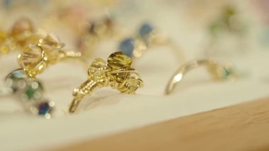 Karmaşık tasarımları olan el yapımı mücevherler yerel bir markette sergileniyor..