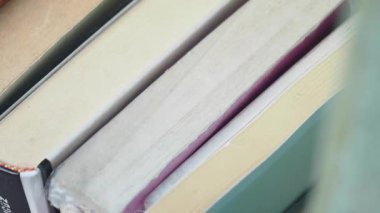 İhmal edilmiş bir kitaplığı araştırmak eski kitapları ve gizli hikayeleri ortaya çıkarır..