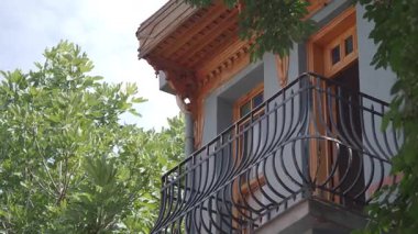 Güzel ahşap balkon güneşli bir günde yemyeşil ile çevrili..
