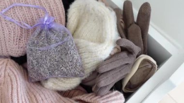 Kış giysilerini ve aksesuarlarını ayıklarken....