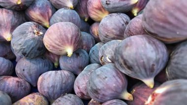 Sulu incirler pazarda satılmaya hazır..