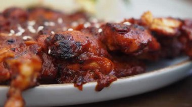 Baharatlı sos ve susamlı ızgara tavuğun zengin lezzetlerini keşfedin..