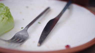 Akşam yemeği deneyimi gün batımında boş bir tabak ve çatal bıçakla sona eriyor..