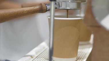 Yerel bir kafede taze kahve hazırlıyorum..