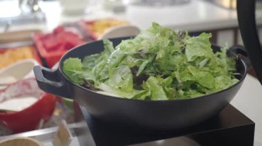 Bir pazarda renkli taze yeşillikler sergileniyor.