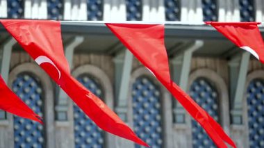 İstanbul 'da rüzgarda dalgalanan renkli Türk bayrakları .