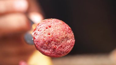 Yaz pazarında ızgara yapılan lezzetli bir sosisin tadını çıkar..