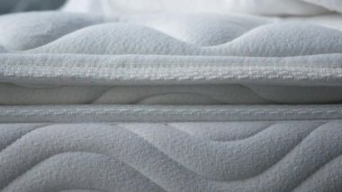 Yumuşak dokusunu ve tasarımını vurgulayan yüksek kaliteli bir şiltenin yakın çekimi.