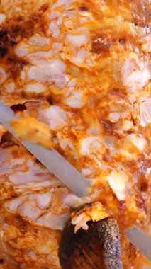 Tavuklu shawarma kesiliyor. .