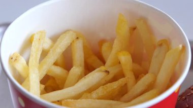 Canlı bir toplantıda kırmızı bardakta servis edilen kızarmış patateslerin tadını çıkarın..