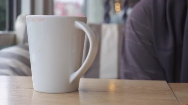 Sıcak bir kafede dinlenirken sıcak bir içki içmek..