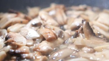 Taze mantarlar aromatik bitkiler ve baharatlarla pişiriliyor..