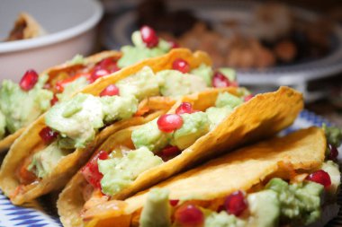 Taze malzemelerle dolu takolar renkli bir tabakta hazır bekliyor..