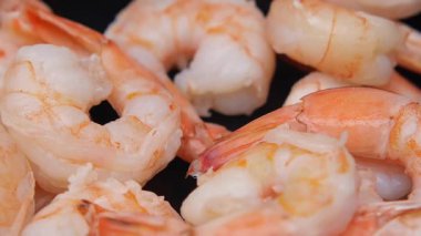 Kolay baharat yöntemleriyle taze karides hazırlamayı öğren..