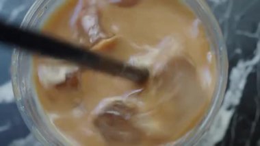 Çabuk ve kolayca zengin, lezzetli bir buzlu kahve yap.