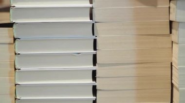 Çeşitli kenarlar ve renkleri gösteren düzenli kitaplardan oluşan bir derleme.